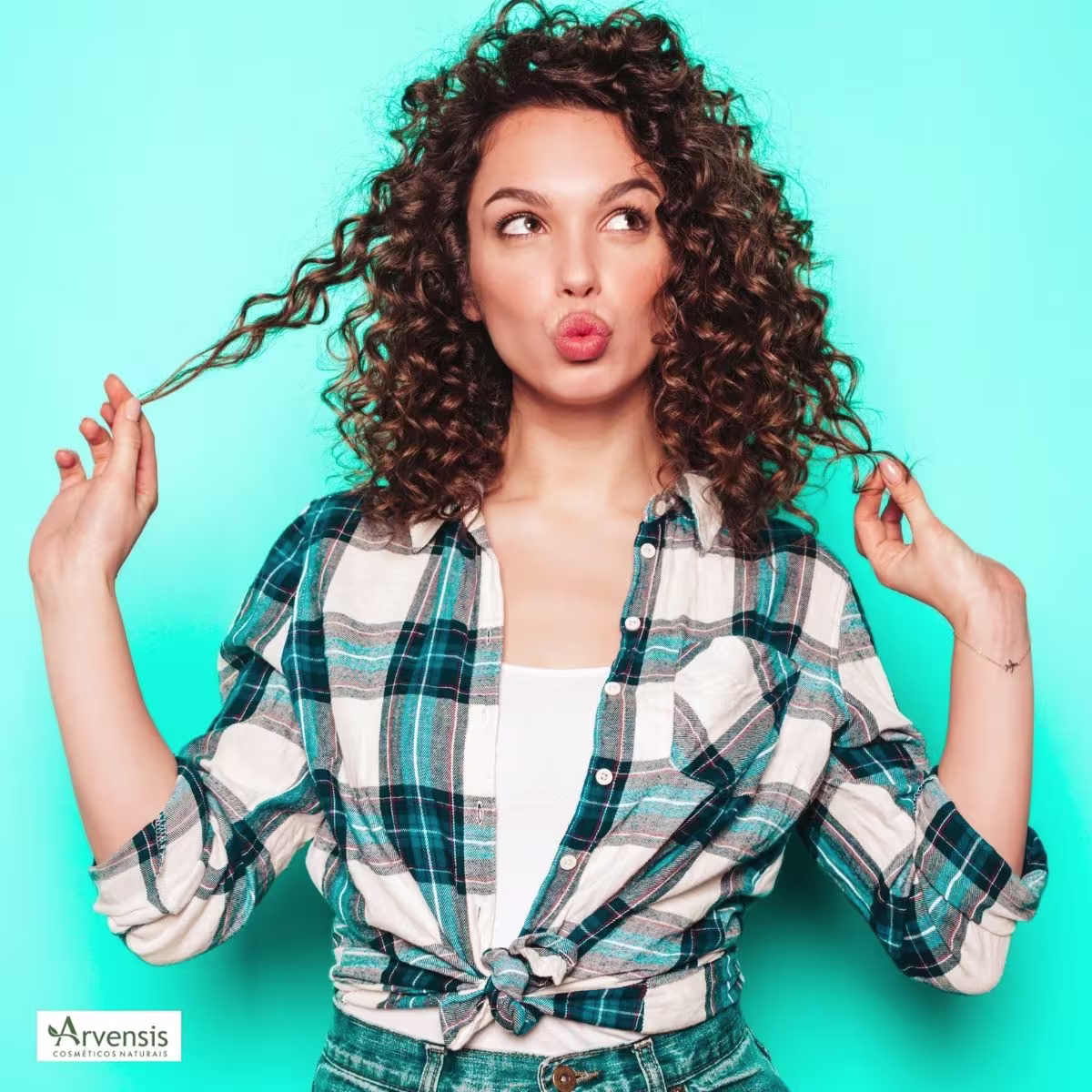 Modelo com o cabelo cacheado destacando os fios.