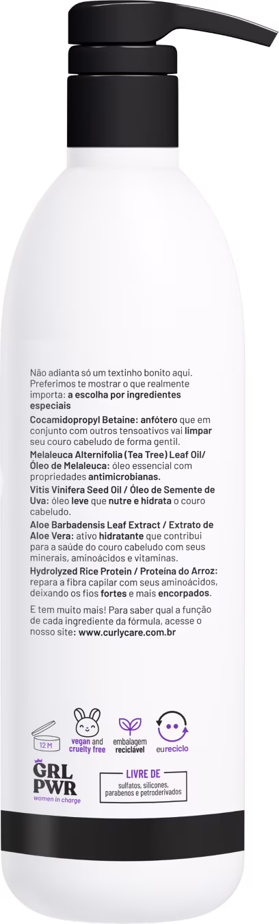 Produto de cuidados para cabelos cacheados, shampoo creme "No Spu Me!" da marca Curly Care. Embalagem plástica branca opaca com detalhes em preto.