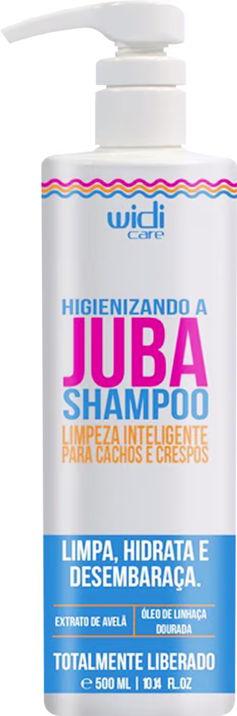 Embalagem branca com bomba dosadora. Rótulo nas cores rosa, roxo e azul. Texto "Higienizando a Juba Shampoo - Limpeza inteligente para cachos e crespos. Limpa, hidrata e desembaraça." Com extrato de aveia e óleo de linhaça dourada.