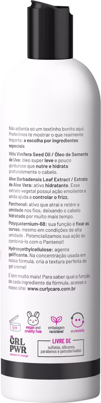 Produto para cabelos cacheados em frasco plástico branco com tampa preta. Rótulo em português com informações sobre os ingredientes. Contém símbolos indicando que é vegano, livre de crueldade e reciclável.