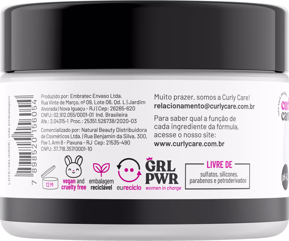 Pote plástico branco com tampa preta contendo um produto de definição de cachos da marca Curly Care. O rótulo indica que é um "Pudding Gelatina Definidora" vegano, com pH 4,2.
