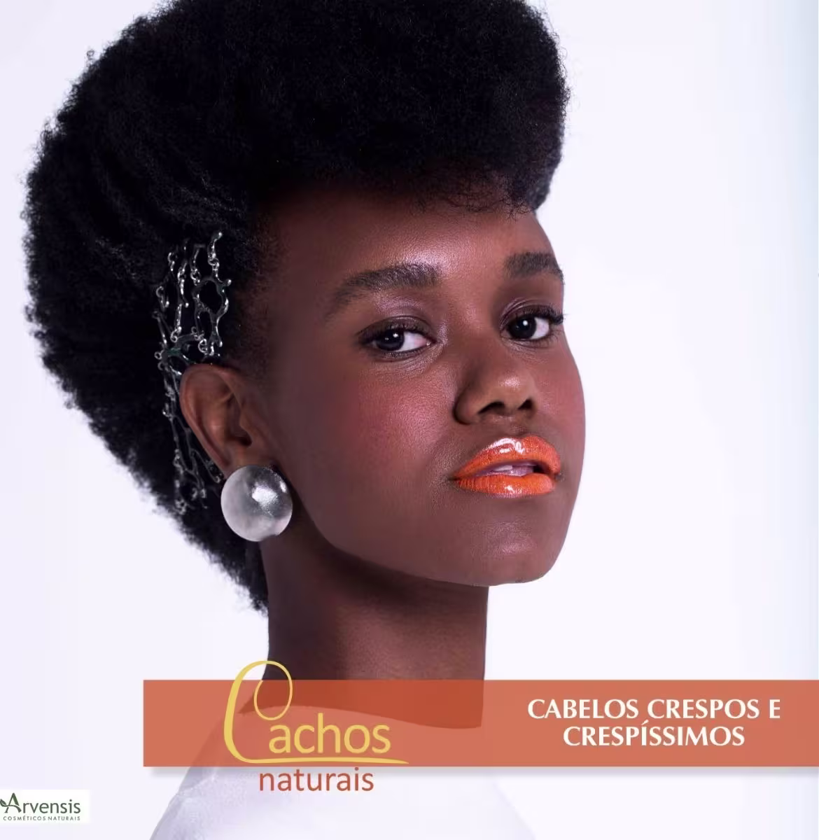 Modelo mostrando o cabelo crespo.