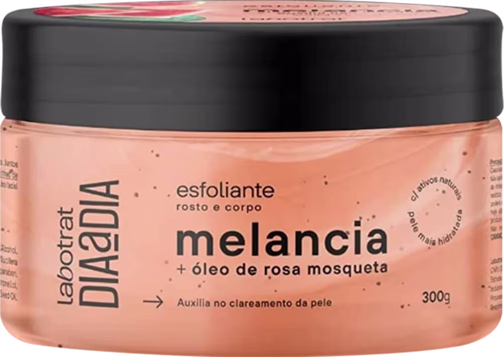 O produto apresentado é um esfoliante corporal da marca Labotrat, com o nome "melancia" e contendo óleo de rosa mosqueta. A embalagem é um pote preto com tampa, com rótulo em tons de laranja e rosa.