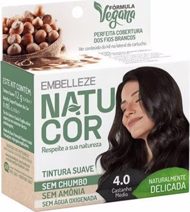 A imagem mostra caixa da Tintura Embelleze Natucor 4.0 Castanho Médio. Traz tons de verde e branco e exibe a foto de uma modelo sorridente com cabelos longos e escuros. Destaca ser uma Fórmula Vegana, suave sem amônia, sem chumbo e sem água oxigenada