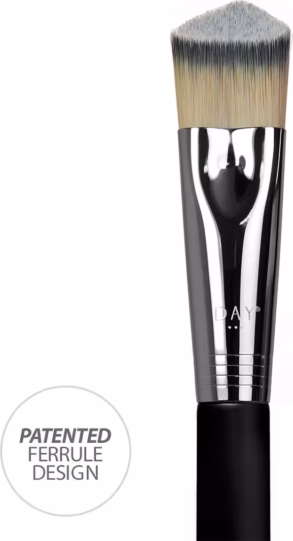 A imagem mostra um pincel, com cabo preto, detalhe cromado e cerdas brancas com pontinhas pretas.