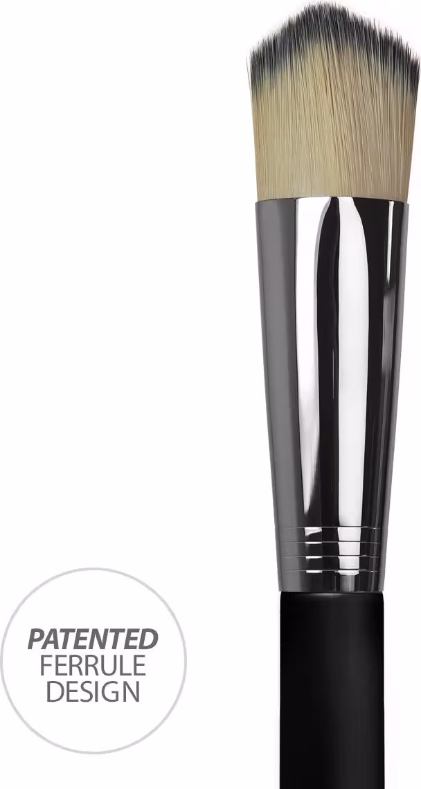 A imagem mostra um pincel, com cabo preto, detalhe cromado e cerdas brancas com pontinhas pretas.