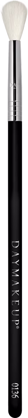 Este é um pincel de maquiagem da marca Daymakeup. O pincel possui um cabo preto e uma ponta arredondada e macia, feita de cerdas brancas.