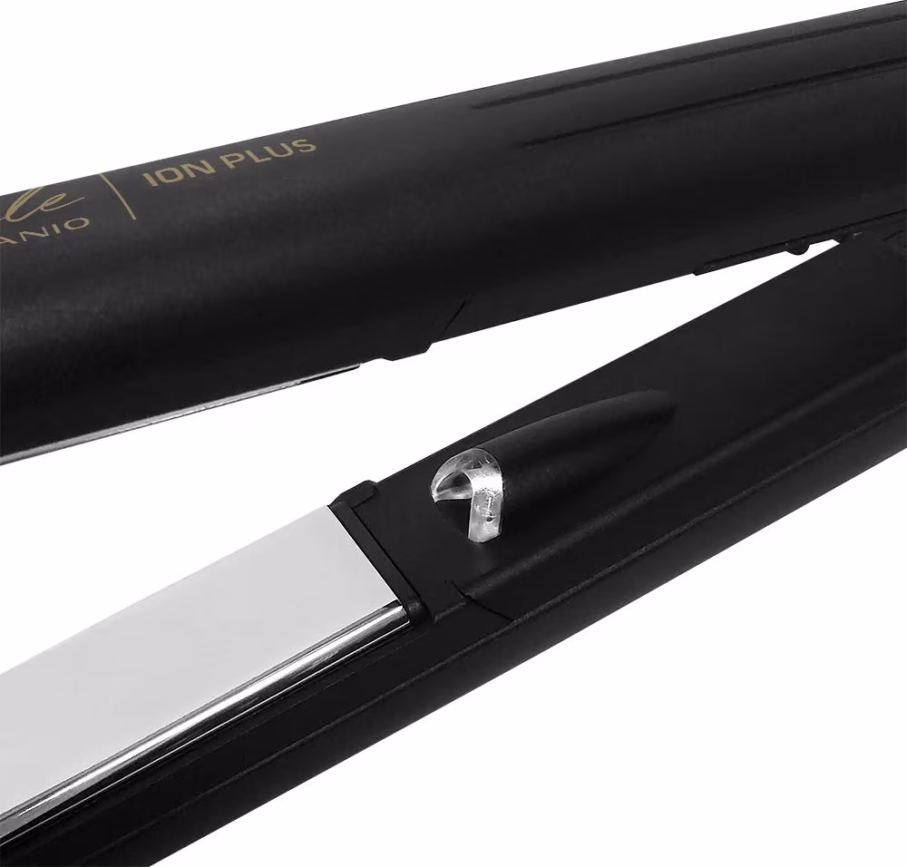 Esta é uma chapinha da marca GA.MA Italy. O produto é preto com detalhes cromados. Possui um cabo alongado com uma placa alisadora retangular na extremidade.