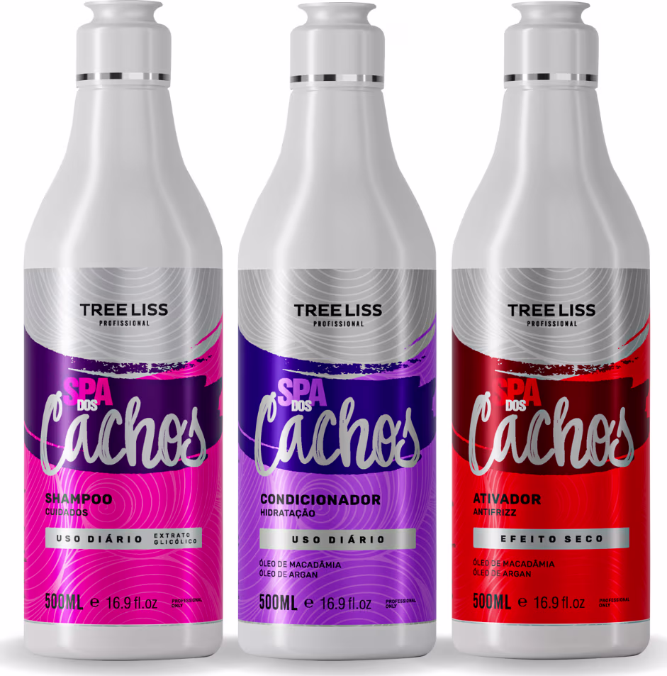 São três frascos de 500ml cada, contendo produtos para cabelos da linha "Spa dos Cachos" da marca TreeLiss Profissional. Os frascos têm formatos cilíndricos com tampas brancas na parte superior.