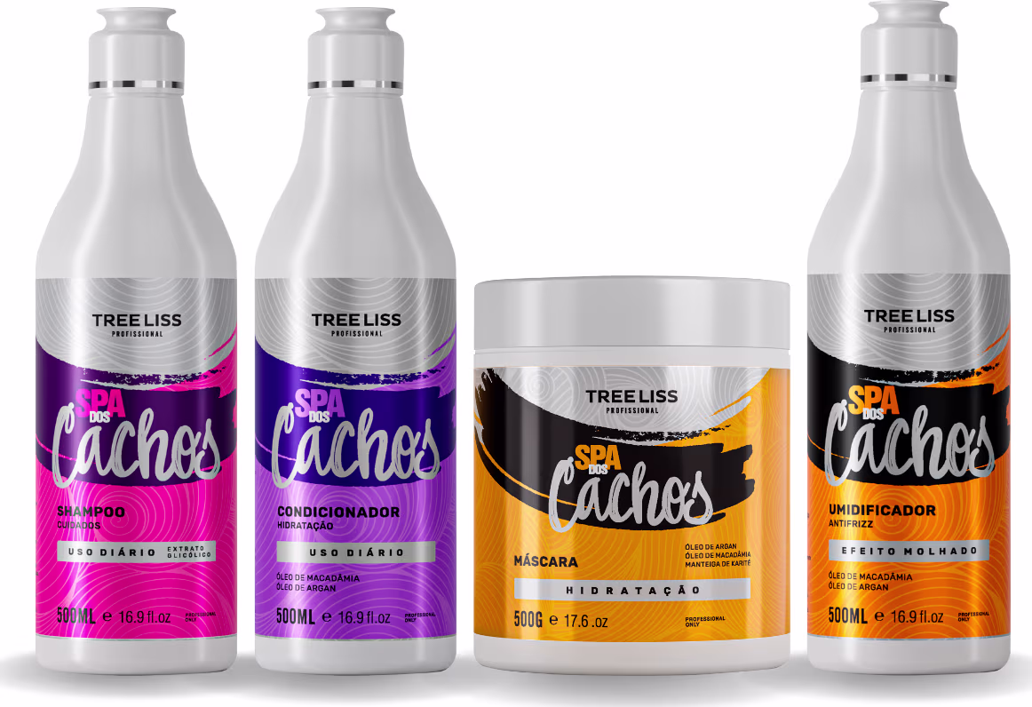 Produtos de tratamento capilar TreeLiss Profissional. Quatro embalagens: duas garrafas de 500ml de shampoo e condicionador "Spa Cachos" nas cores rosa e roxa, uma embalagem de 500g de máscara capilar e uma garrafa de 500ml de umidificador capilar.