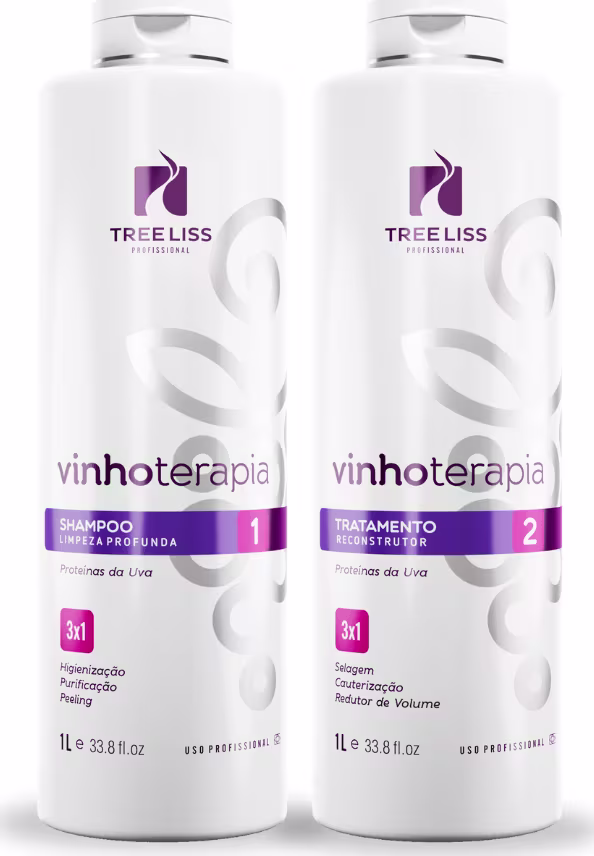São dois frascos de 1 litro cada apresentam o logotipo da marca TreeLiss Profissional em roxo. Um frasco é rotulado como "Vinhoterapia Shampoo Limpeza Profunda 1 3 em 1" e o outro como "Vinhoterapia Tratamento Reconstrutor 2".