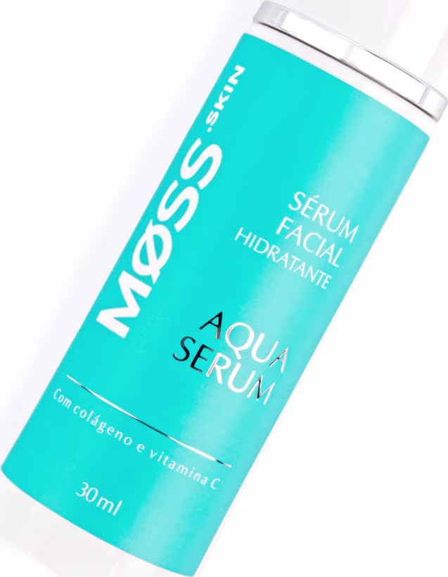A imagem mostra o Aqua Sérum da marca MOSS. Seu frasco é branco com rótulo azul claro vivo que indica que possui colágeno e vitamina c em sua composição e 30ml de produto em seu interior.