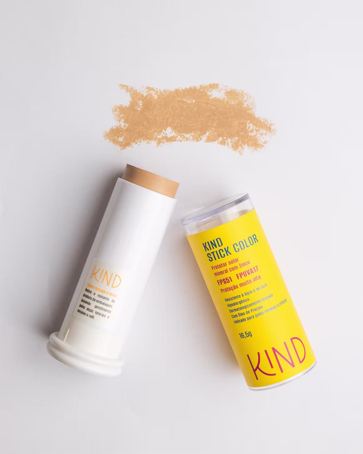 A imagem mostra o protetor solar aberto, com a embalagem do lado esquerdo e a tampa do lado direito, e, acima, uma amostra da cor e textura do produto. Tudo isso em fundo branco.
