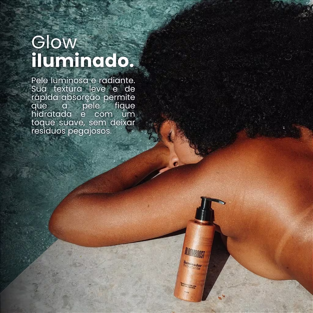 Mulher negra deitada próxima a uma piscina, bronzeando-se ao sol. Próximo a ela, está o frasco do iluminador corporal. Sua pele está iluminada e bronzeada. O texto destaca a ação iluminadora do produto.