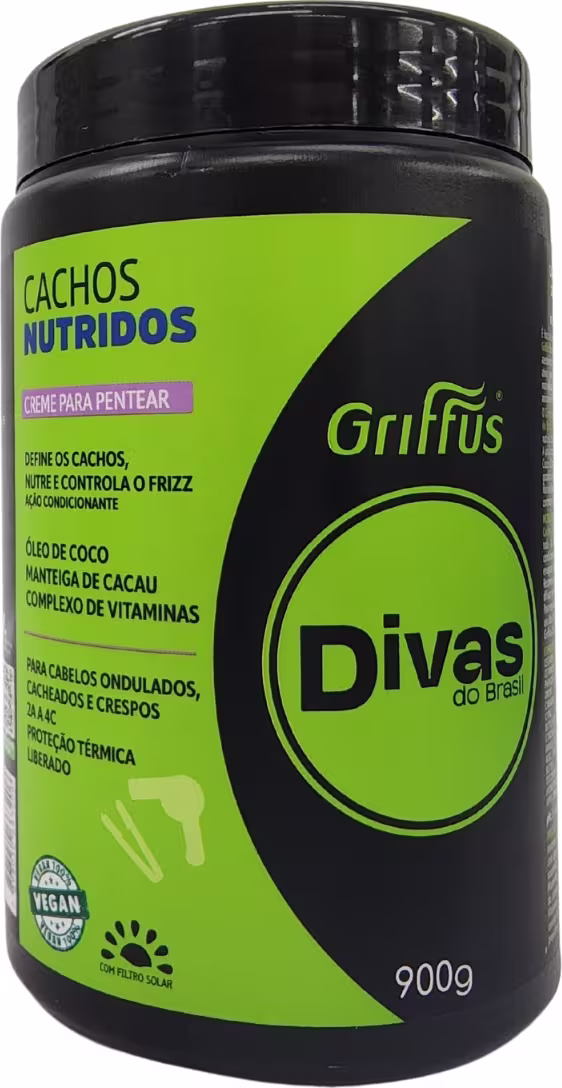 A imagem mostra o creme de pentear em embalagem preta opaca de plástico rígido em formato cilíndrico com tampa preta. Rótulo frontal verde com o nome "Cachos Nutridos - Creme para Pentear".