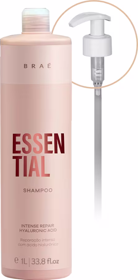 Shampoo Brae Essential em embalagem plástica rosa claro de 1 litro ou 33,8 fl oz. A embalagem tem o nome do produto "Essential" em letras grandes vermelhas e "Shampoo" abaixo em letras menores.