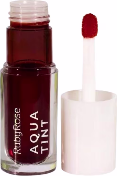 Lip tint Ruby Rose em um tom vermelho escuro. Ao lado do frasco o seu aplicador.