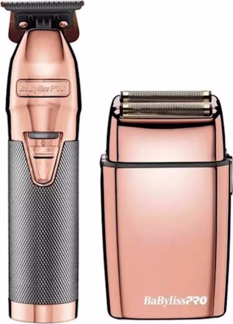 A imagem mostra dois aparelhos: Um é um aparador de cabelo elétrico na cor rosa metálico com detalhes em cinza escuro. Possui uma lâmina larga e um botão de ligar/desligar. O outro é um barbeador compacto na mesma cor rosa metálico.