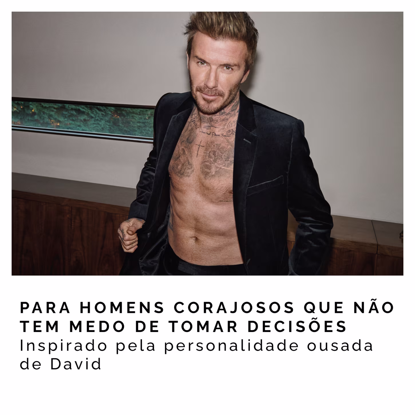 A imagem mostra David Beckham sem camisa, exibindo seu torso tatuado e musculoso, vestindo um blazer preto. O texto em português diz: "Para homens corajosos que não tem medo de tomar decisões. Inspirado pela personalidade ousada de David".