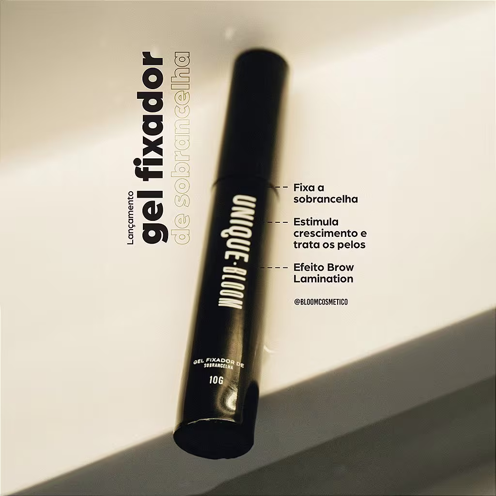 Frasco do gel fixador de sobrancelha, com texto destacando os benefícios do produto. O gel fixa a sobrancelha, estimula o crescimento e oferece um efeito de laminação.