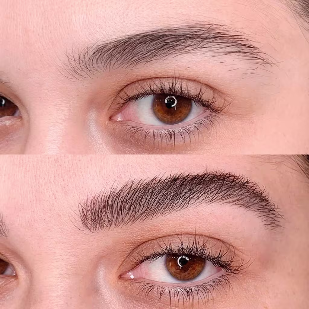 Duas imagens com close nas sobrancelhas de uma pessoa branca, antes e depois do uso do gel fixador. A primeira imagem apresenta sobrancelhas mais minguadas, já a segunda mostra sobrancelhas mais encorpadas e definidas.