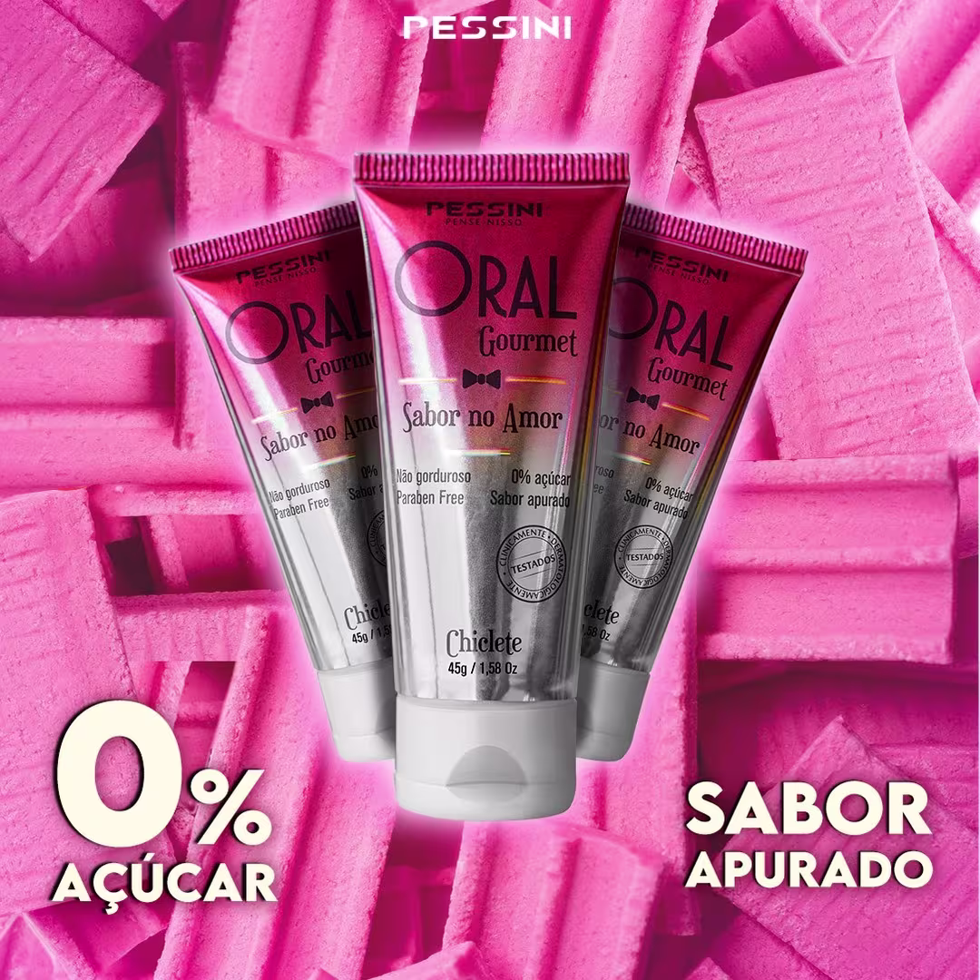 A imagem mostra alguns produtos da linha Oral Gourmet da marca Pessini Cosméticos. Especificamente, são três tubos com géis beijáveis saborizados. Estão dispostos sobre um fundo rosa vibrante e texturizado.