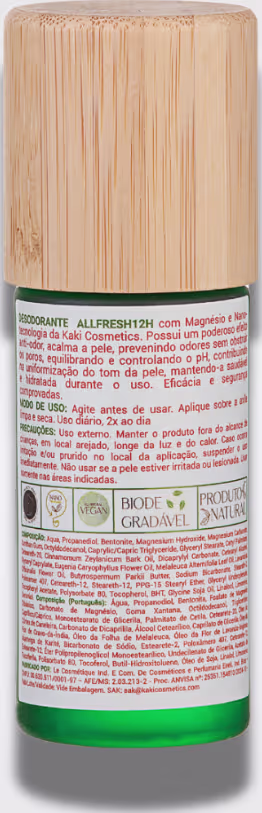 A embalagem contém informações detalhadas sobre o produto. Há descrições em português sobre os benefícios do desodorante, como controlar o odor corporal e hidratar a pele. Também exibe selos de certificação vegana e biodegradável.