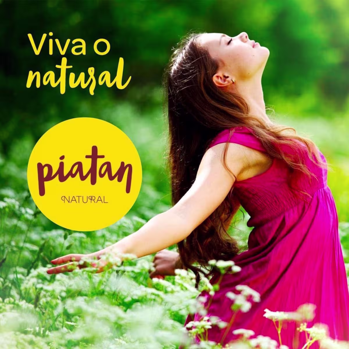 A  imagem mostra uma mulher jovem com longos cabelos castanhos usando um vestido rosa vibrante, em um campo florido. Ela está de braços abertos, com os olhos fechados, aparentando liberdade e conexão com a natureza.