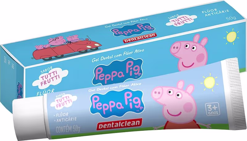 Gel dental infantil com sabor de tutti frutti da marca Peppa Pig. Embalagem retangular azul com ilustrações da personagem Peppa Pig e elementos como sol. Tubo de plástico branco contendo o gel dental de 50g com o rótulo "Peppa Pig Dentalclean".