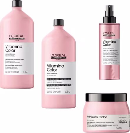 A imagem mostra uma linha de produtos de cuidados capilares da marca L'Oréal Professionnel, chamada Vitamino Color. Há 4 frascos plásticos rosa com tampas pretas, sendo um shampoo, um condicionador e uma máscara capilar e um leave-in.