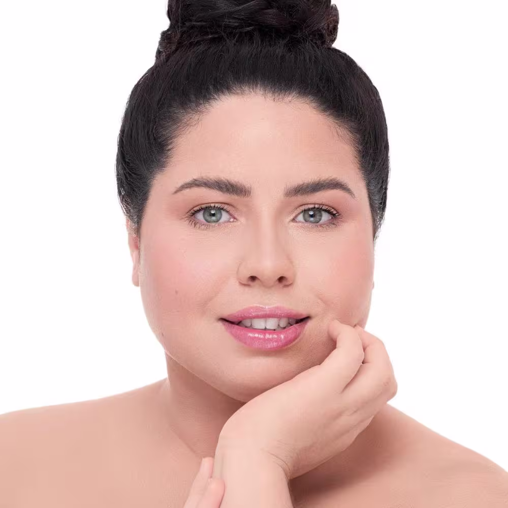 Imagem mostra modelo com o pó solto Tule na cor TT01