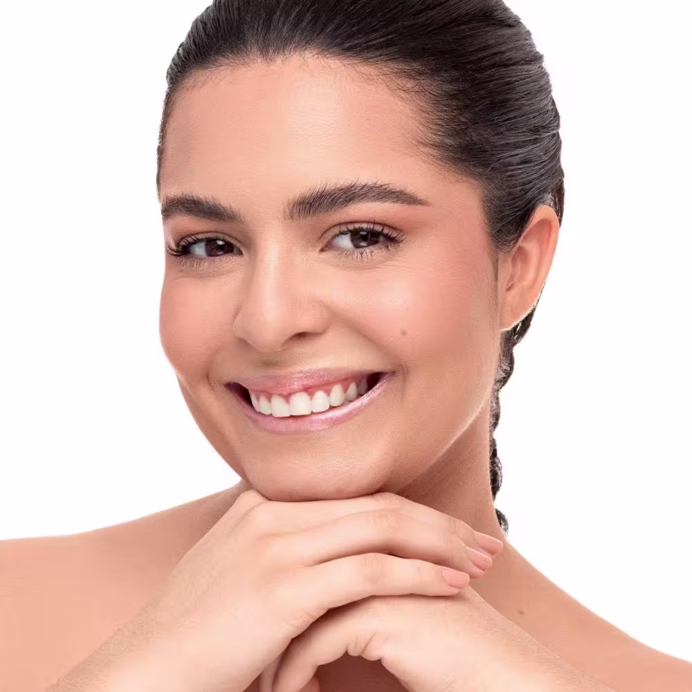 Modelo com a cor TT02 do Pó Tule Mariana Laureano