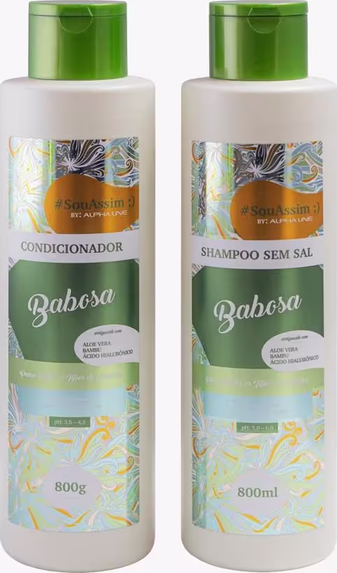 São dois frascos de plástico brancos com tampas verdes. Um frasco é de condicionador e o outro de shampoo sem sal. Ambos têm rótulos com detalhes em tons de verde, azul, amarelo e laranja em um padrão floral abstrato.