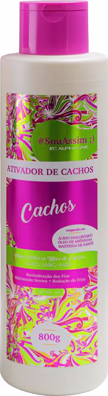 Ativador de cachos da linha Alpha Line. Embalagem plástica cilíndrica de 800g com tampa rosa. Rótulo com fundo branco e estampa rosa e verde. Texto "Ativador de Cachos" e "#souassim" em destaque.