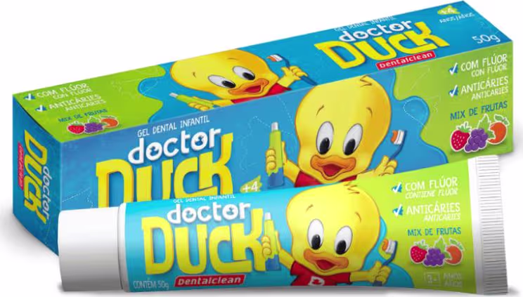 O produto apresentado é um gel dental infantil da marca Dentalclean Doctor Duck. A embalagem é uma caixa retangular com cores vibrantes - azul, amarelo e verde. Na parte frontal, há a ilustração de um patinho amarelo sorridente, que é o mascote da marca.
