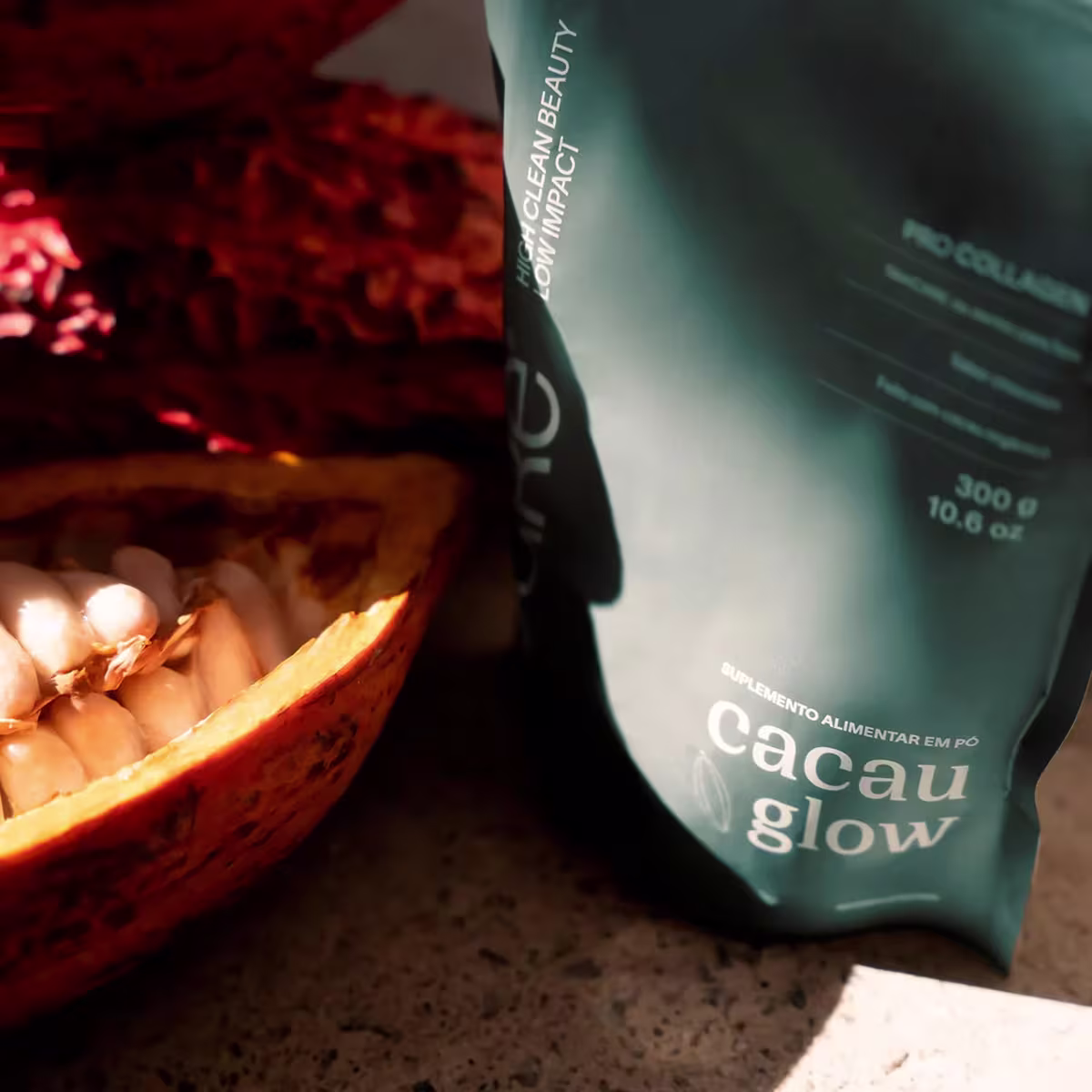 A imagem mostra uma fruta cacau cortada ao lado da embalagem do produto ao lado.