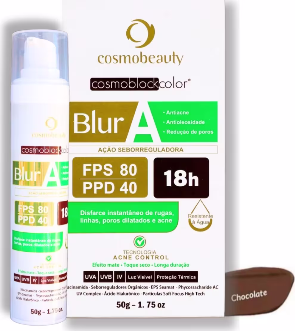 Bloqueador solar da linha Cosmoblockcolor da marca Cosmobeauty. Rótulo com o nome do produto "Blur A" e informações sobre suas propriedades, como FPS 80, PPD 40 e duração de 18 horas. O rótulo também exibe o logotipo da marca Cosmobeauty em dourado.