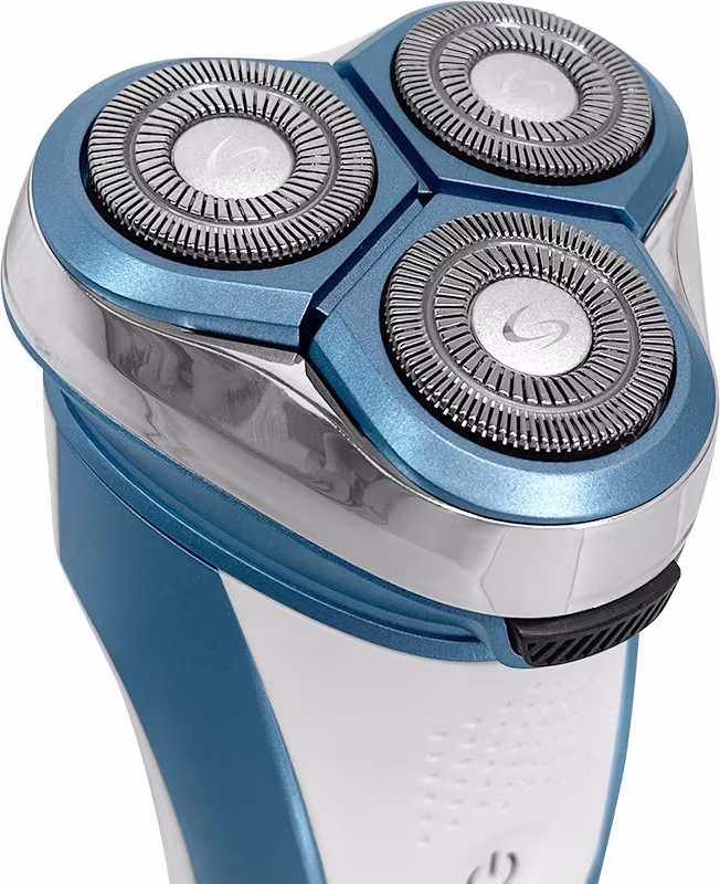 Este é um barbeador elétrico triplo da marca GA.MA Italy. O produto possui um design arredondado e compacto, com uma carcaça azul metálica e detalhes prateados. Há três cabeças de corte circulares com lâminas expostas em um padrão ondulado.