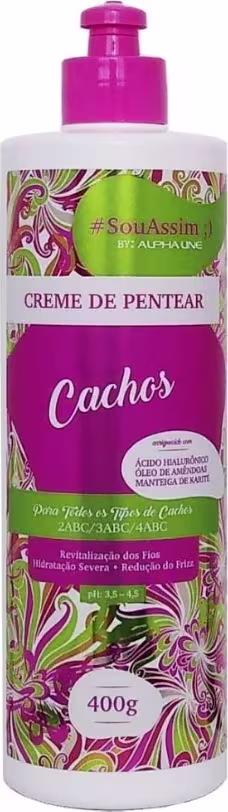Creme de pentear da linha #SouAssim by Alpha Line. Embalagem plástica branca e rosa vibrante com detalhes em verde e estampa floral. Rótulo com o nome do produto "Cachos" em letras grandes