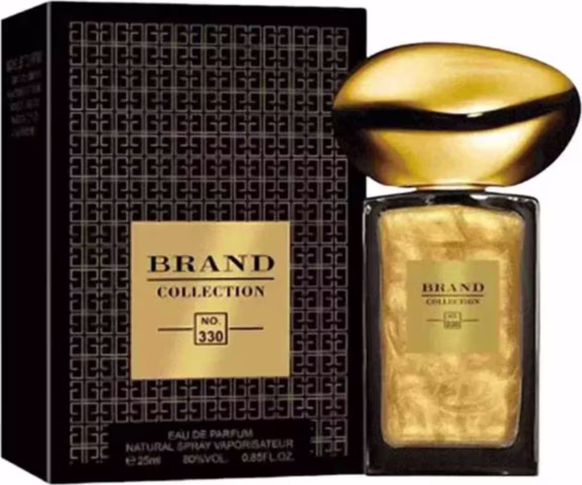 A imagem mostra o frasco do perfume Brand Collection N. 330. O produto é apresentado com um frasco dourado de formato arredondado e uma caixa preta sofisticada com detalhes geométricos.
