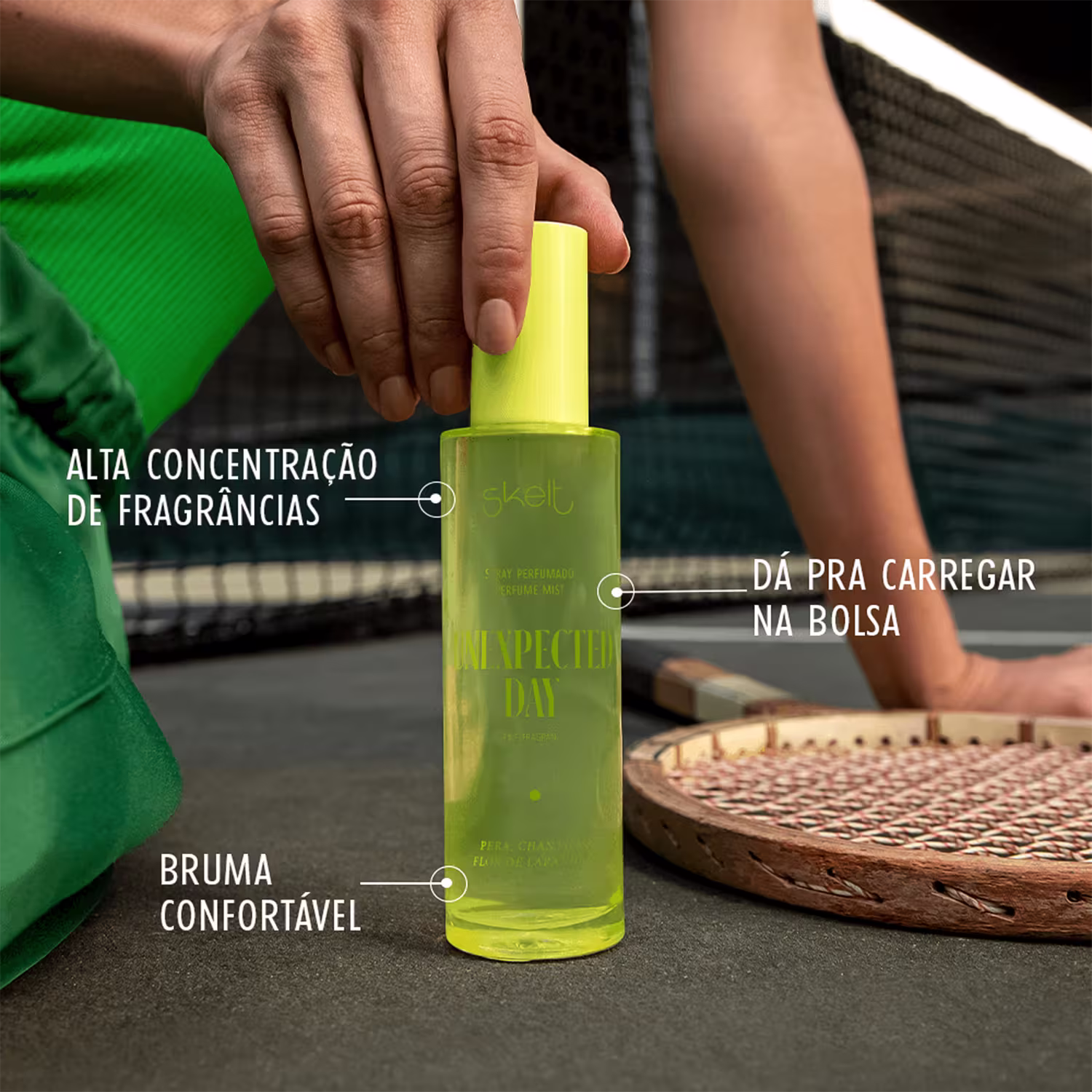 Uma pessoa segura o spray perfume mist, em um ambiente esportivo. O texto destaca sua alta concentração de fragrâncias, bruma confortável e facilidade para carregar na bolsa.