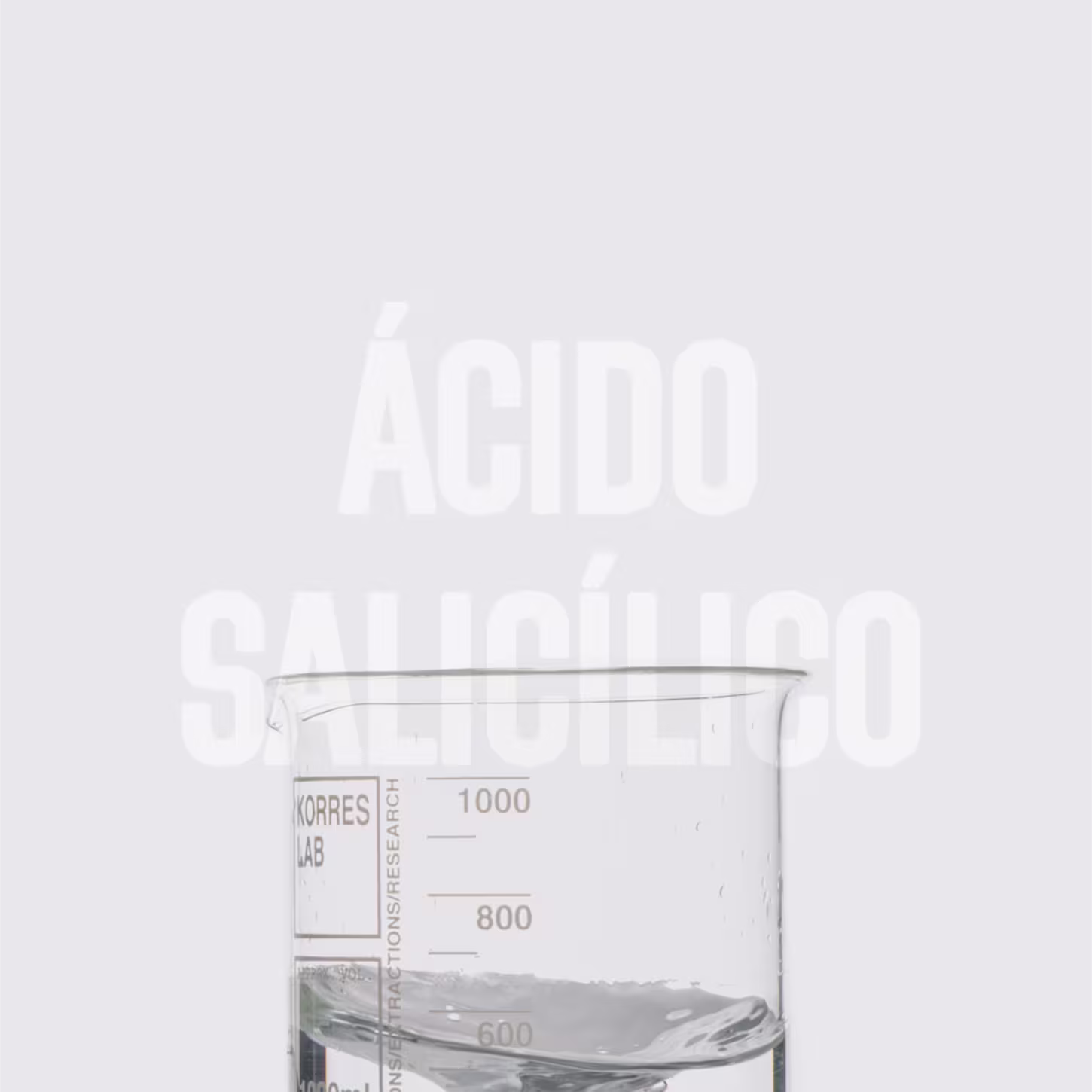 A imagem mostra o béquer de vidro transparente graduado com marcações de volume de 600 a 1000 ml. Rótulo. Fundo branco simples. Há o texto "Ácido Salicílico" sobre o produto.