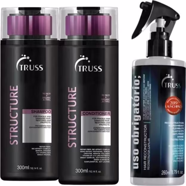A imagem mostra produtos da linha capilar Truss. São três itens principais: um shampoo, um condicionador e um spray de tratamento. As embalagens destacam os benefícios e ativos orgânicos presentes nas fórmulas.