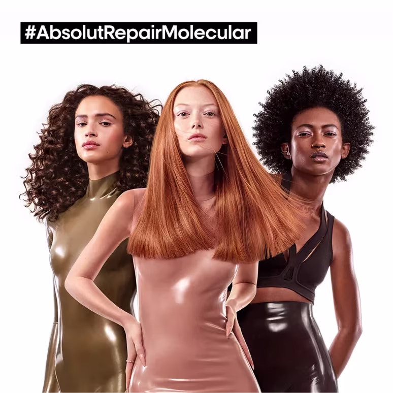 Três modelos femininas. Uma delas tem cabelo cacheado e usa um vestido justo de cor verde oliva metálico. Outra tem longos cabelos ruivos lisos e veste um vestido nude brilhante. A terceira tem cabelo crespo e veste um top preto com saia.