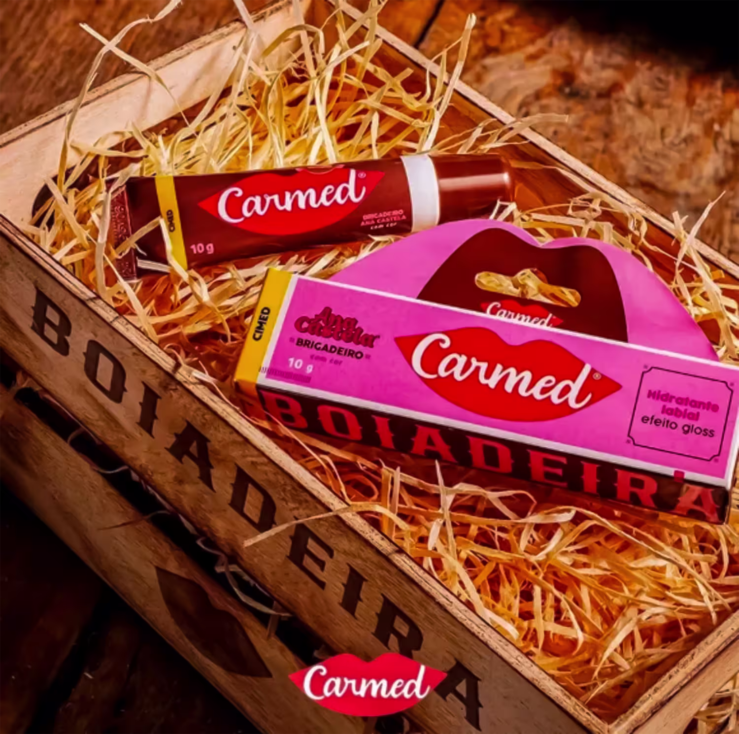 Hidratante Labial Carmed Ana Castela Brigadeiro em uma caixa com a inscrição Boiadeira