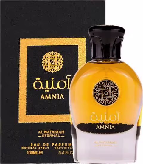 Perfume Amnia da marca Al Wataniah. Frasco de vidro âmbar com tampa preta brilhante. Caixa preta com detalhes dourados e o logotipo da marca em arabescos. Rótulo no frasco com o nome "Amnia" e detalhes em árabe.