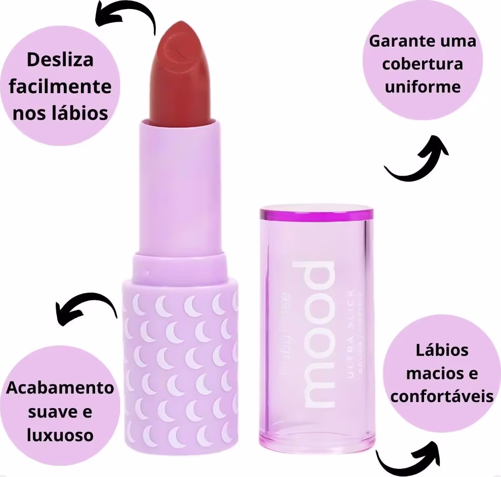O batom possui uma embalagem rosa clara com um padrão de luas em relevo.  A embalagem destaca que o produto "Desliza facilmente nos lábios", "Garante uma cobertura uniforme" e "Lábios macios e confortáveis" e oferece um "Acabamento suave e luxuoso".