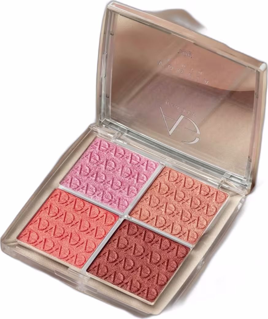 Paleta de blush da marca Alyce Gontijo. A paleta possui uma embalagem transparente que permite visualizar os quatro tons de blush em rosa, coral, laranja e marrom.