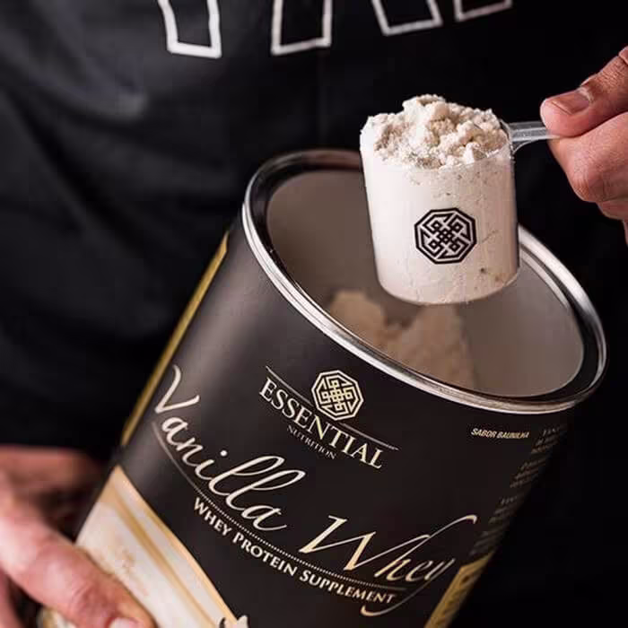 A imagem mostra a embalagem do produto aberta e a colher medidora cheia de produto.