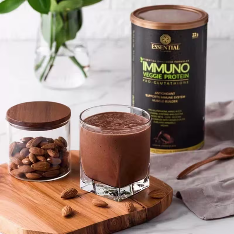 A imagem mostra a lata ao lado de um copo com a mistura pronta pra ser consumida.